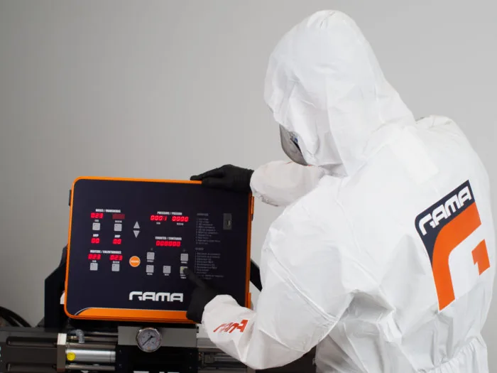 Technicien réglant une machine GAMA