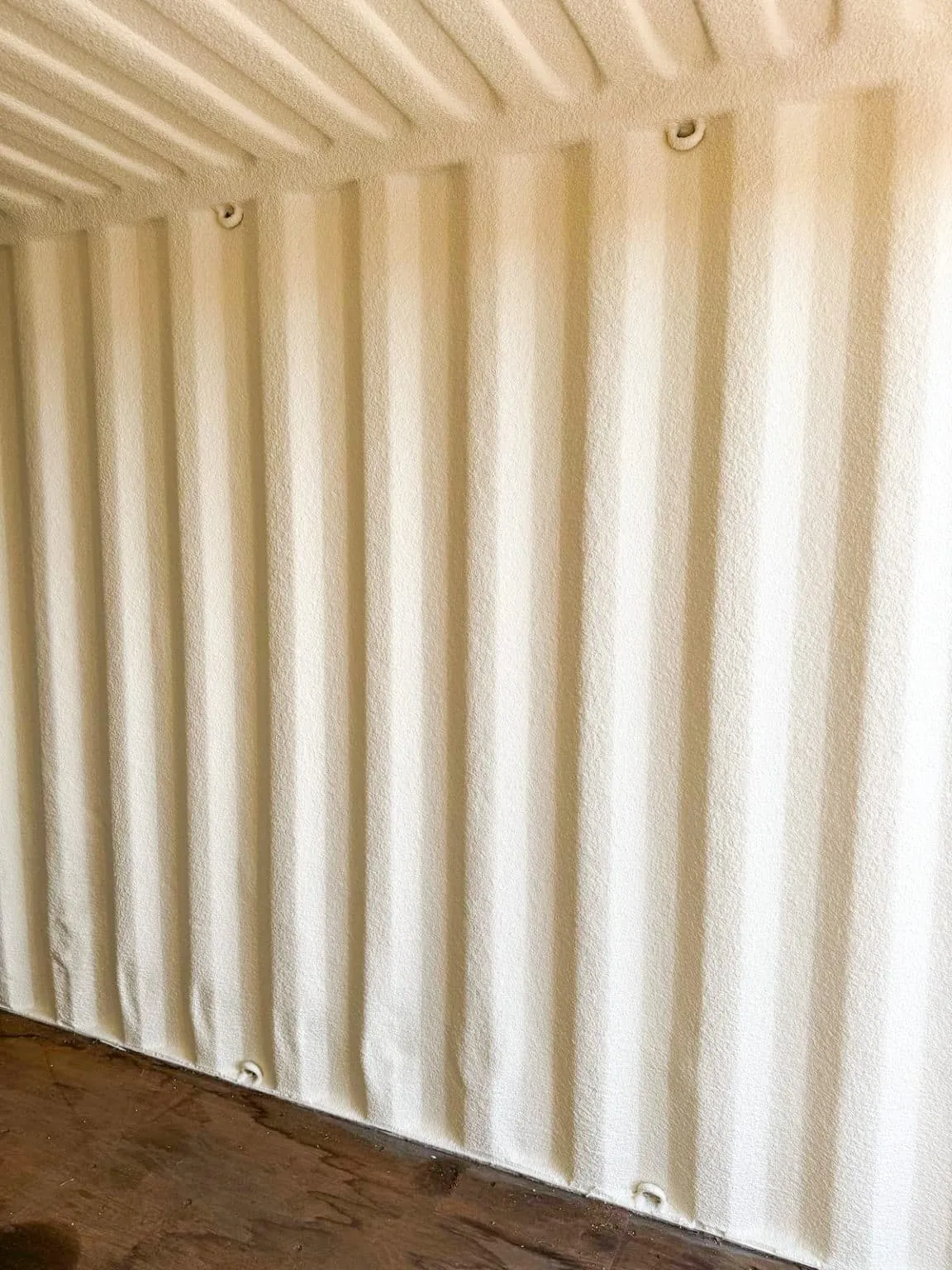 Mousse polyuréthane projetée sur support intérieur
