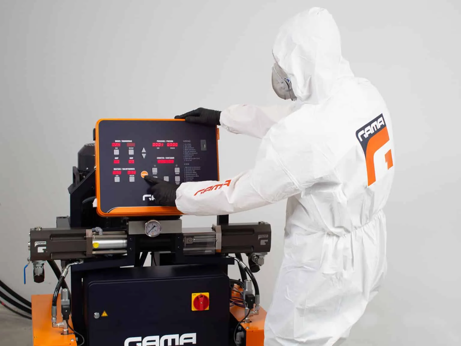Technicien réglant les paramètres d'une machine de projection GAMA sur chantier