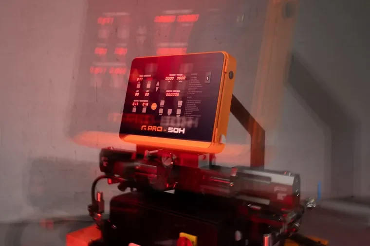 Technicien calibrant une machine GAMA G PRO-50H sur site